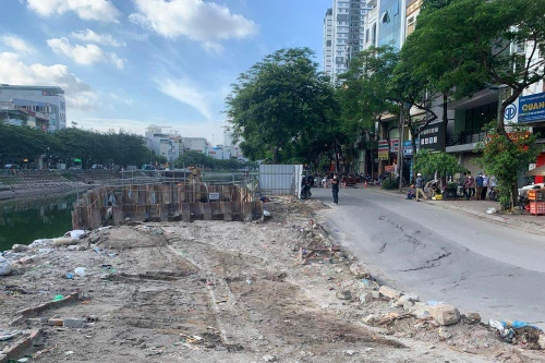 Đường Vũ Tông Phan lún võng, nứt toác do thi công cống nước thải nhà máy Yên Xá