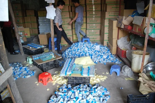 Sang chiết, đóng gói thuốc trừ sâu chui giữa Thủ đô