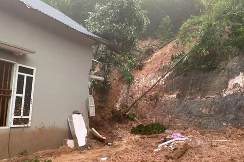 Mưa cấp tập ở Bắc bộ khiến 8 người tử vong do lũ cuốn và sét đánh