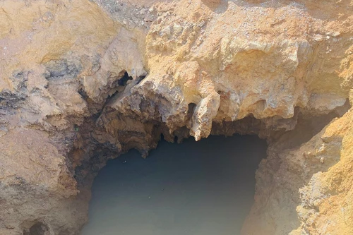 Vì sao phải dừng bơm hút nước tìm nạn nhân mất tích ở hố tử thần trên quốc lộ 3B?