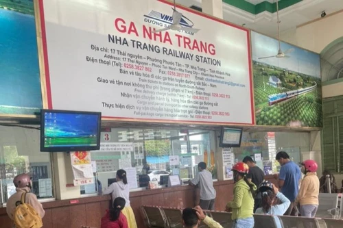 Vé tàu Bắc - Nam “cháy” sau vài tiếng mở bán, đường sắt lập thêm tàu mới