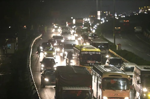 Thẻ thu phí không dừng vẫn trục trặc dịp cao điểm nghỉ lễ 30-4, lỗi tại ai?