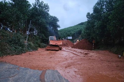 Thông xe đèo Lò Xo trên đường Hồ Chí Minh sau 4 ngày tê liệt