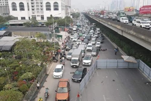 Phân luồng phương tiện, dùng rào di động thay vì rào tôn trên đường Nguyễn Xiển