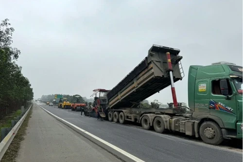 VEC nói gì về việc nhà thầu thảm nhựa đường cao tốc Nội Bài- Lào Cai dưới trời mưa?