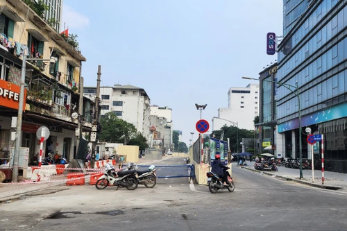 Rào chắn, phân luồng cho phương tiện từ Lê Duẩn đi Trần Hưng Đạo để thi công ga ngầm S12