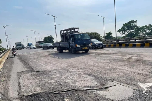 Khắc phục ngay tình trạng hư hỏng mặt cầu Phù Đổng