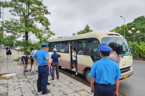 Nhiều xe đưa đón học sinh trường Newton không được cấp phép