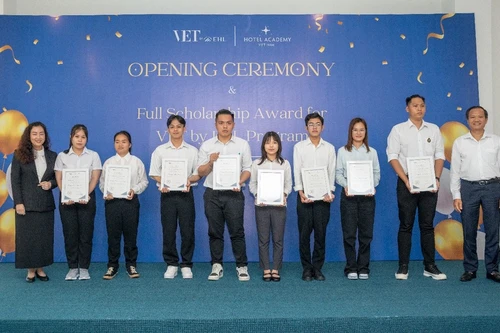 Hotel Academy Việt Nam khai giảng lớp quản trị khách sạn và trao học bổng toàn phần Vet by EHL