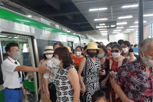 Khách đi tàu Cát Linh - Hà Đông đông kỷ lục dịp nghỉ lễ Giổ Tổ