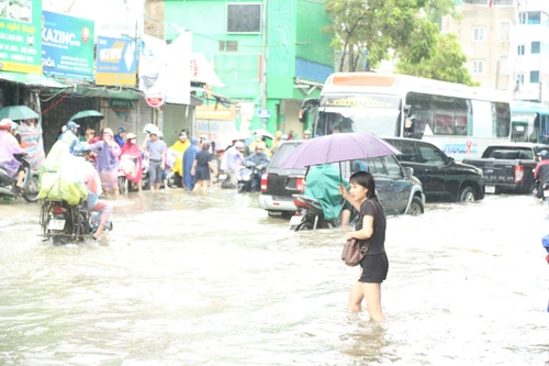 Hà Nội: Giao thông khó khăn, người dân bì bõm lội nước trên phố đến công sở
