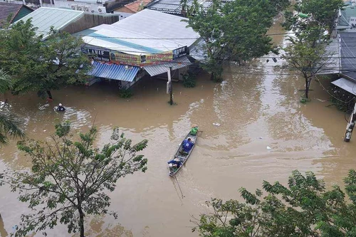 Miền Trung mưa lớn bất thường đến 1.000mm, nước lũ lên mức kỷ lục trong vòng 10 năm qua