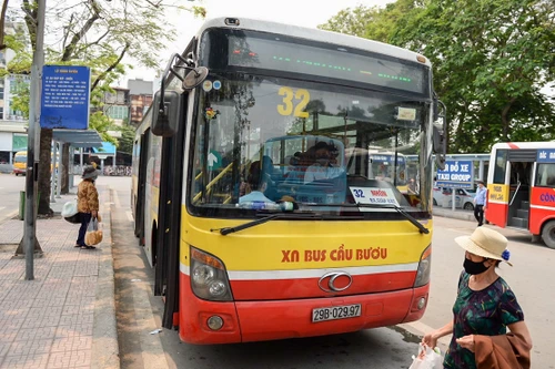 Phục vụ yếu, chuyến đi kéo dài khiến người dân đang xa rời xe buýt