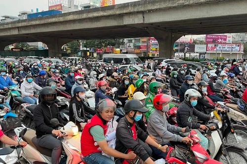 Người dân chật vật di chuyển qua công trường hầm chui Lê Văn Lương