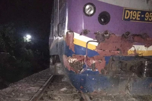 Tàu SE21 chở 170 khách đâm vào đuôi xe container, đường sắt ách tắc 7 tiếng