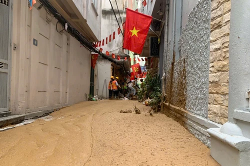 Bùn khoan ngầm metro Nhổn- Ga Hà Nội lại phun trào ở phố Giang Văn Minh