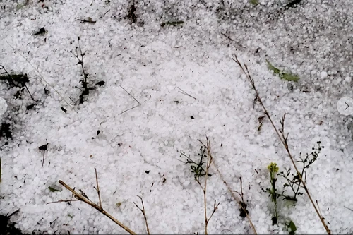 Nhiều nơi mưa đá, giông lốc tốc mái nhà do ảnh hưởng của không khí lạnh