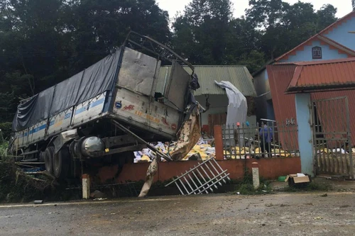 Xe tải bất ngờ lao vào 3 nhà dân ven đường trong đêm, lái xe tử vong 