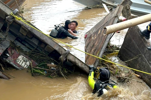 Tìm thấy một nạn nhân vụ sập cầu Phong Châu bị kẹt trong xe đầu kéo 