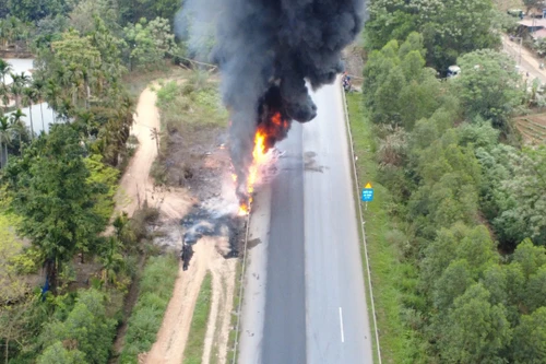 Xe chở dầu bốc cháy ngùn ngụt trên cao tốc Nội Bài- Lào Cai khiến 1 người tử vong