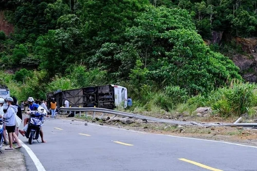 Lật xe chở khách du lịch Trung Quốc làm 4 người chết: Xem xét xử lý trách nhiệm tập thể, cá nhân liên quan 