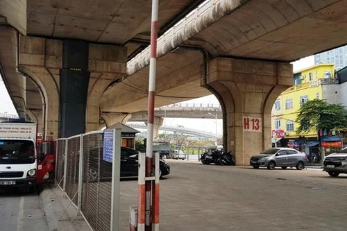 Hà Nội kiến nghị tiếp tục được sử dụng vỉa hè, lòng đường và gầm cầu cạn trông giữ phương tiện