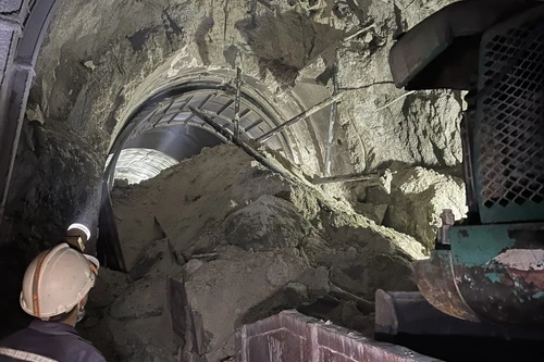 Đất đá tiếp tục sạt lở xuống, hầm Chí Thạnh lại kéo dài thời gian thông xe