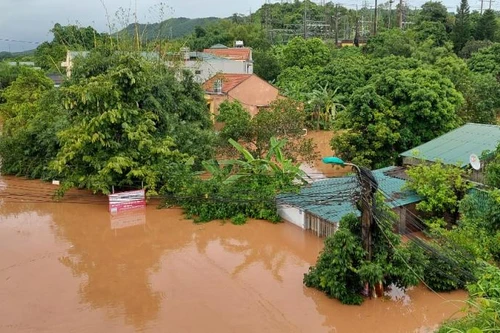 Quảng Ninh: Nhiều nơi vẫn bị cô lập trong mênh mông nước, giao thông gián đoạn