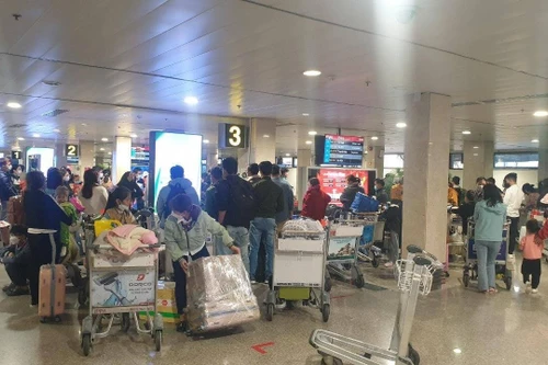 Khách qua sân bay Tân Sơn Nhất phá kỷ lục trong ngày khai xuân