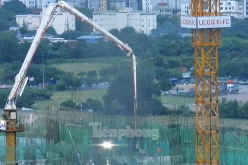 Chủ đầu tư dự án nhà ở xã hội NHS Trung Văn nói gì khi bị “tố” đổ bê tông trong mưa?