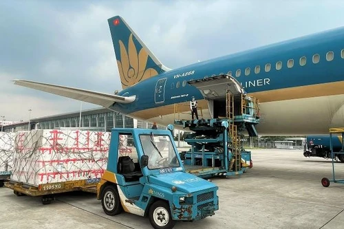 Chở khách ế ẩm, hàng không chuyển sang “cõng” hàng để vớt vát doanh thu