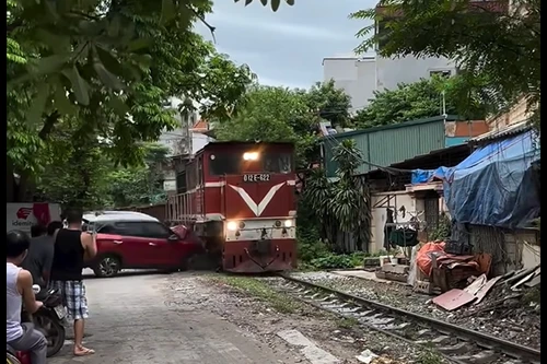 Ô tô đỗ sát ray đường sắt, bị tàu chạy tới hất văng