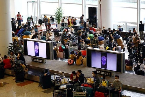 Khách đi máy bay tăng vọt nhưng các bên lại lơ là chống dịch