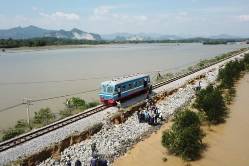 Đường sắt Bắc- Nam tạm dừng chạy nhiều đôi tàu do bão số 9