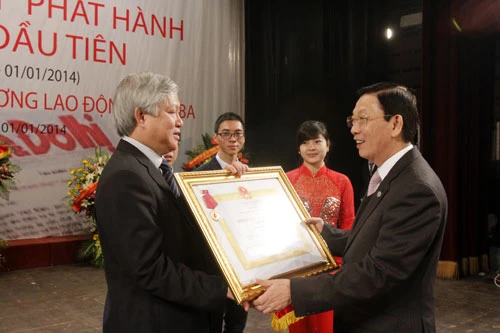 Báo Kinh tế & Đô thị đón nhận Huân chương Lao động hạng Ba