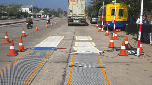 Lái xe chống đối cố tình cán hỏng trạm cân