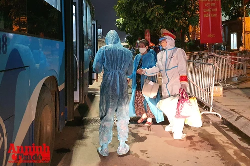 Thanh Xuân đón 200/1.100 công dân kết thúc cách ly tại Đại học FPT về nơi ở