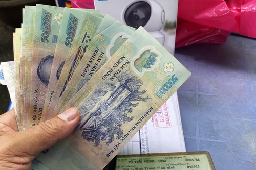 Nam hành khách bỏ quên tài sản trên tàu vui mừng được nhận lại