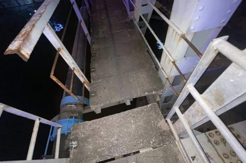 Sà lan đâm lệch cầu Tam Bạc, đường sắt Hà Nội- Hải Phòng tê liệt