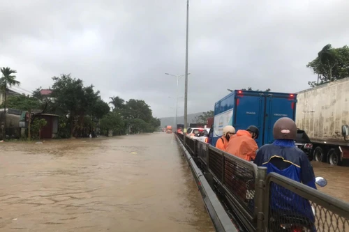 Mưa xối xả trút xuống, quốc lộ 1 qua Huế ngập sâu cả mét