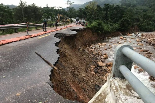 Những tuyến đường nào qua miền Trung phương tiện vẫn chưa thể lưu thông?