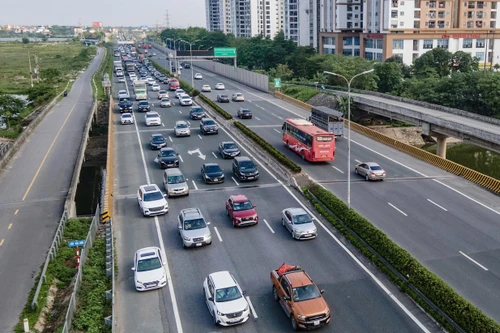 Cao tốc cửa ngõ Hà Nội và TP.HCM ùn tắc sớm, đóng mở liên tục để điều tiết