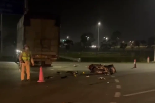 Ô tô tải va chạm xe máy tại nút giao cao tốc Diễn Châu- Bãi Vọt, 2 người tử vong