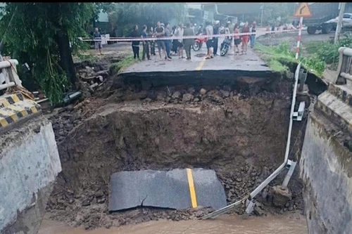 Nước lũ cuốn trôi cầu Đắk Pờ Tó trên đường Trường Sơn Đông