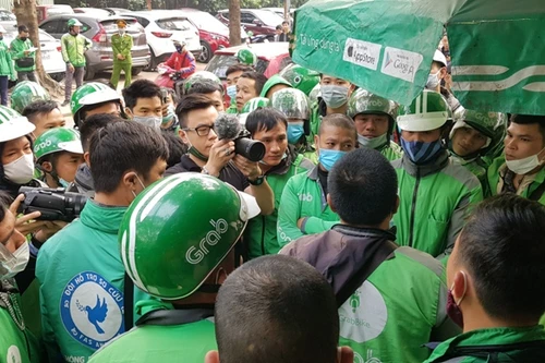 Grab tăng cước khi bị áp thuế: Ai là người chịu thiệt cuối cùng?