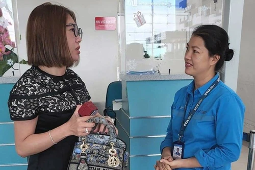 Nhân viên vệ sinh sân bay nhặt được viên kim cương giá trị nửa tỷ đồng