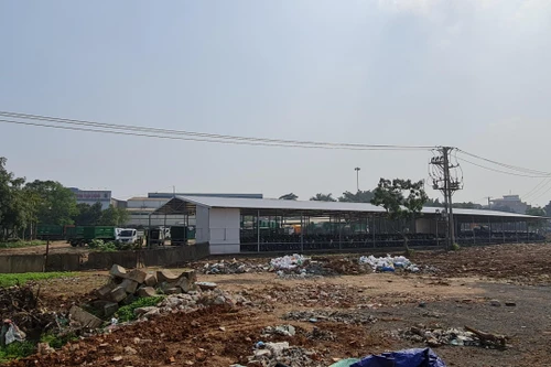 Sơn Tây: Bến xe hàng nghìn mét vuông “mọc” chình ình trên đất nông nghiệp hàng chục năm