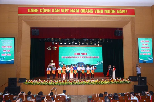 Nhân viên xe buýt Hà Nội sôi nổi thi xây dựng văn hoá phục vụ hành khách