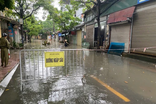 Hà Nội có 99 điểm úng ngập từ 10-30cm, mưa giảm từ trưa và chiều nay