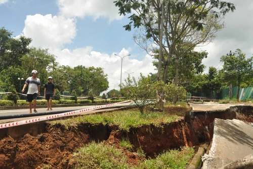 Mưa lớn khiến nhiều tuyến đường bị sụt trượt, nứt vỡ toác, giao thông đình trệ
